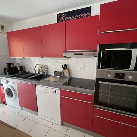 Confortable T2 Avec Terrasse, Parking, Et Internet A Cambo-les-bains, Proche Thermes Et Centre - Fr-1-495-95 Cambo-les-Bains