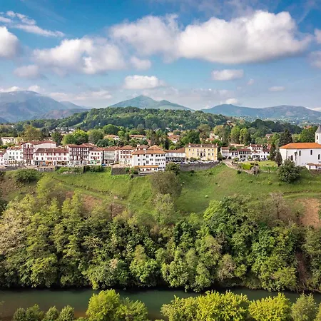 Confortable T2 Avec Terrasse, Parking, Et Internet A Cambo-les-bains, Proche Thermes Et Centre - Fr-1-495-95